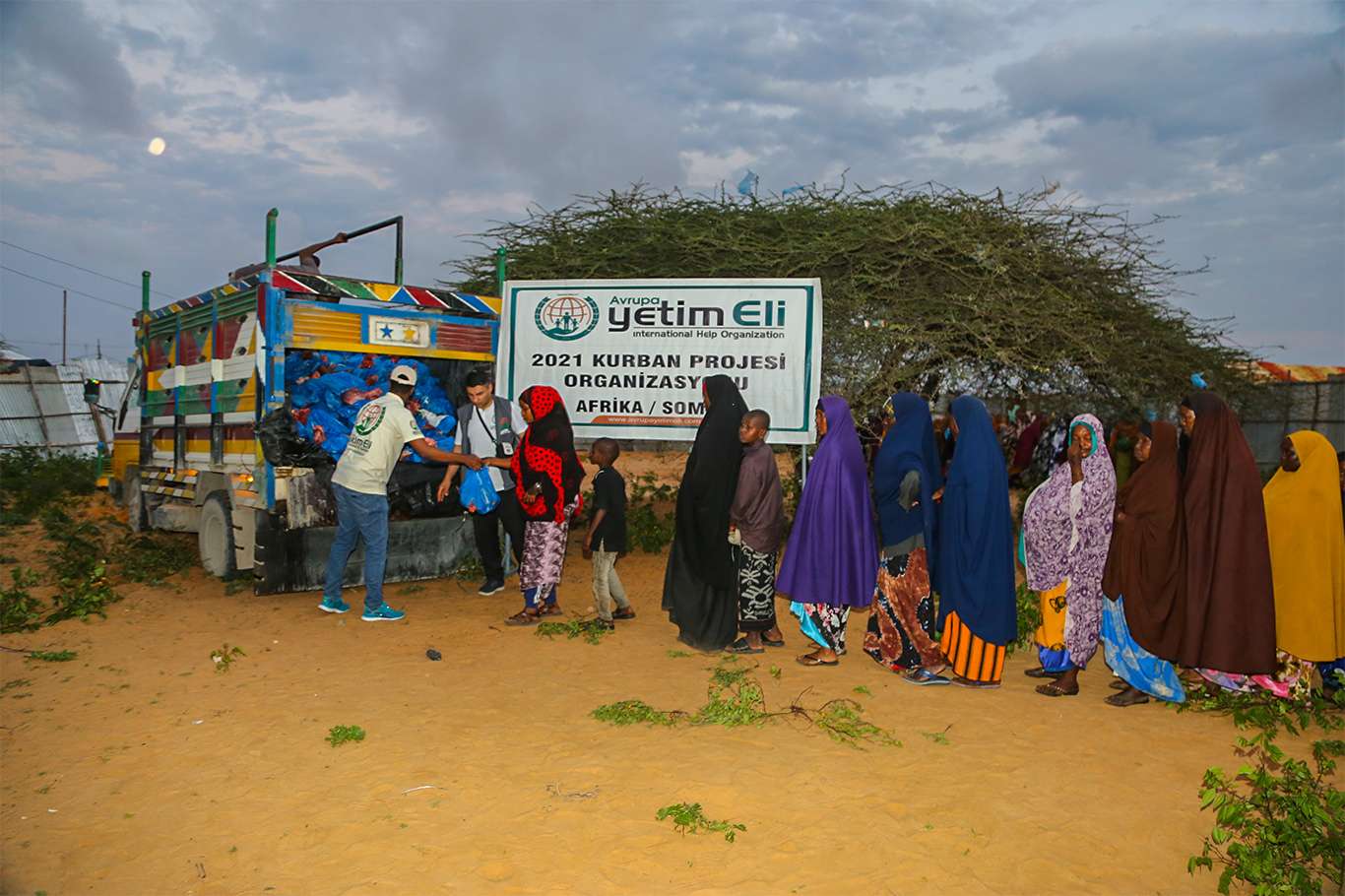 Avrupa Yetimeli Somali'de binlerce aileye kurban eti dağıttı